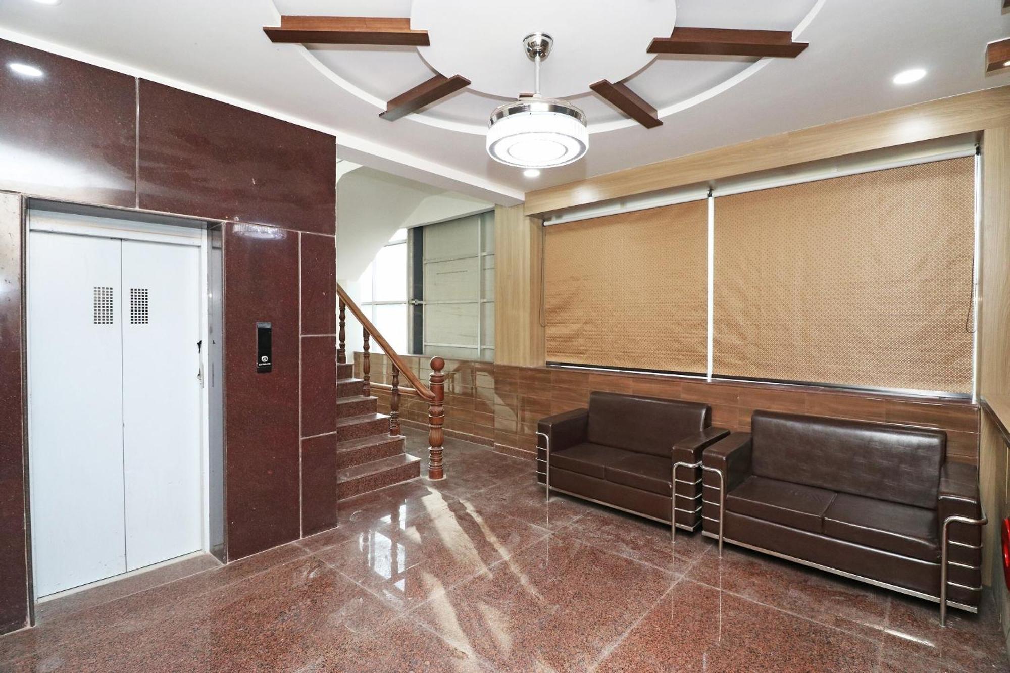 Capital O 19840 Hotel Centre Point Gorakhpur Exterior foto